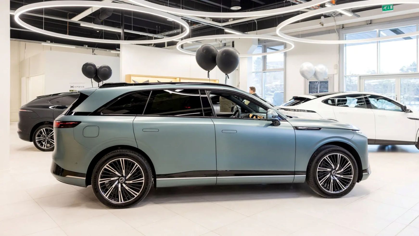 XPENG avasi myymälän Helsinkiin - Uudelta sähköautomerkiltä kaksi premium-mallia kattavalla
