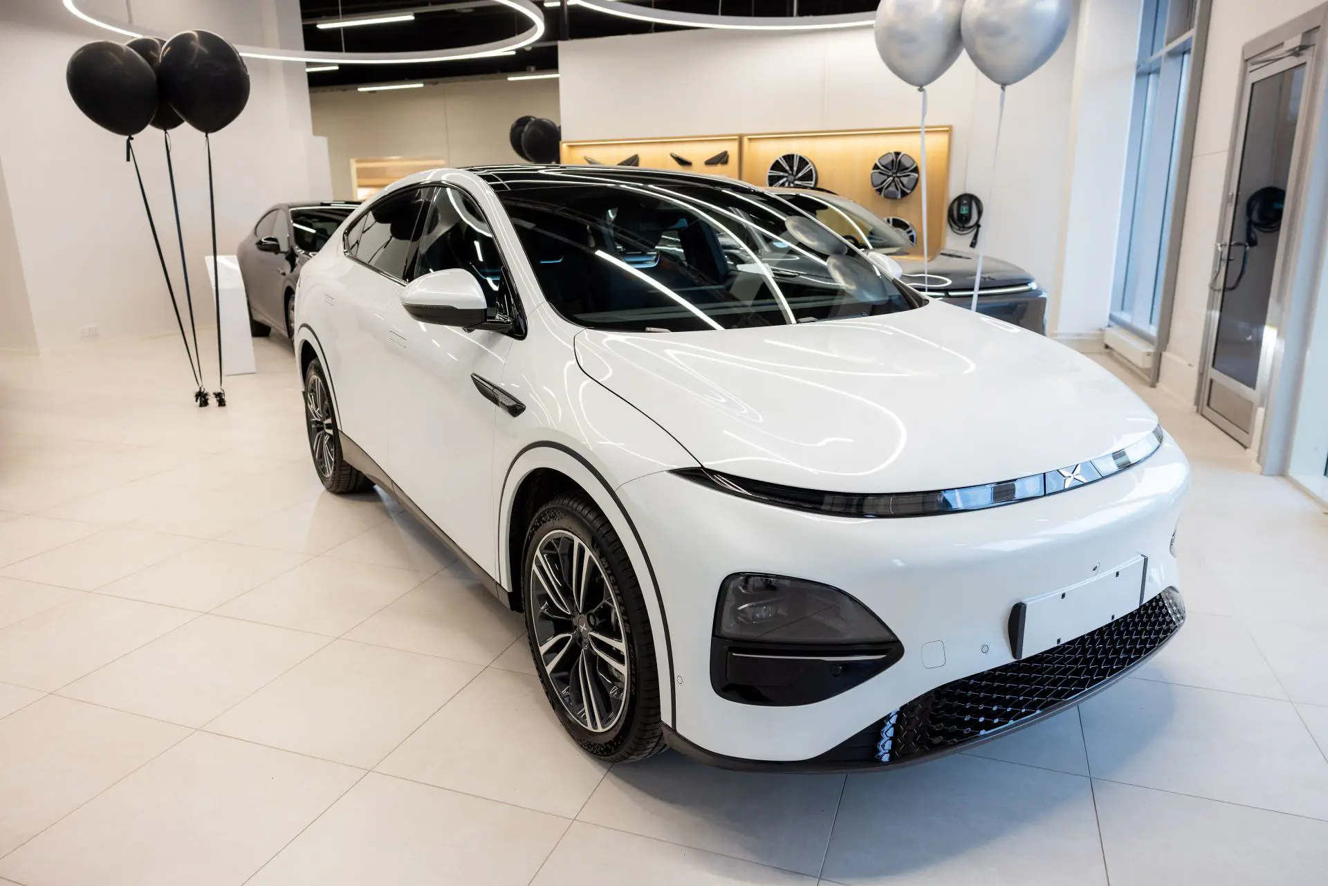 XPENG avasi myymälän Helsinkiin - Uudelta sähköautomerkiltä kaksi premium-mallia kattavalla vakiovarustelulla